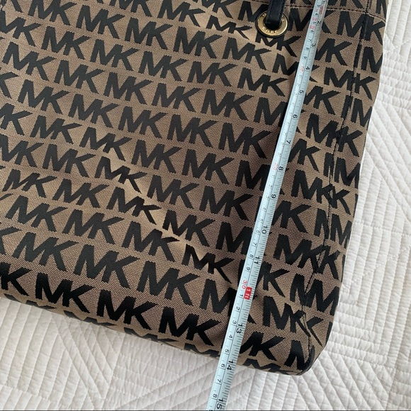 Like New Michael Kors Purse - Picture 5 of 5